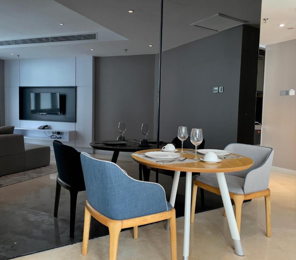 프레이저 플레이스 푸테리 하버 호텔 누사자야 외부 사진 A dining room in a condominium