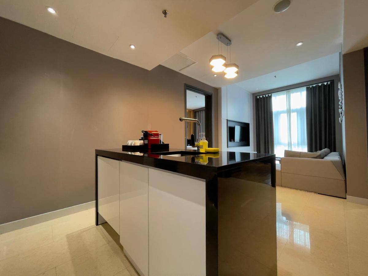프레이저 플레이스 푸테리 하버 호텔 누사자야 외부 사진 A kitchen island in a condominium
