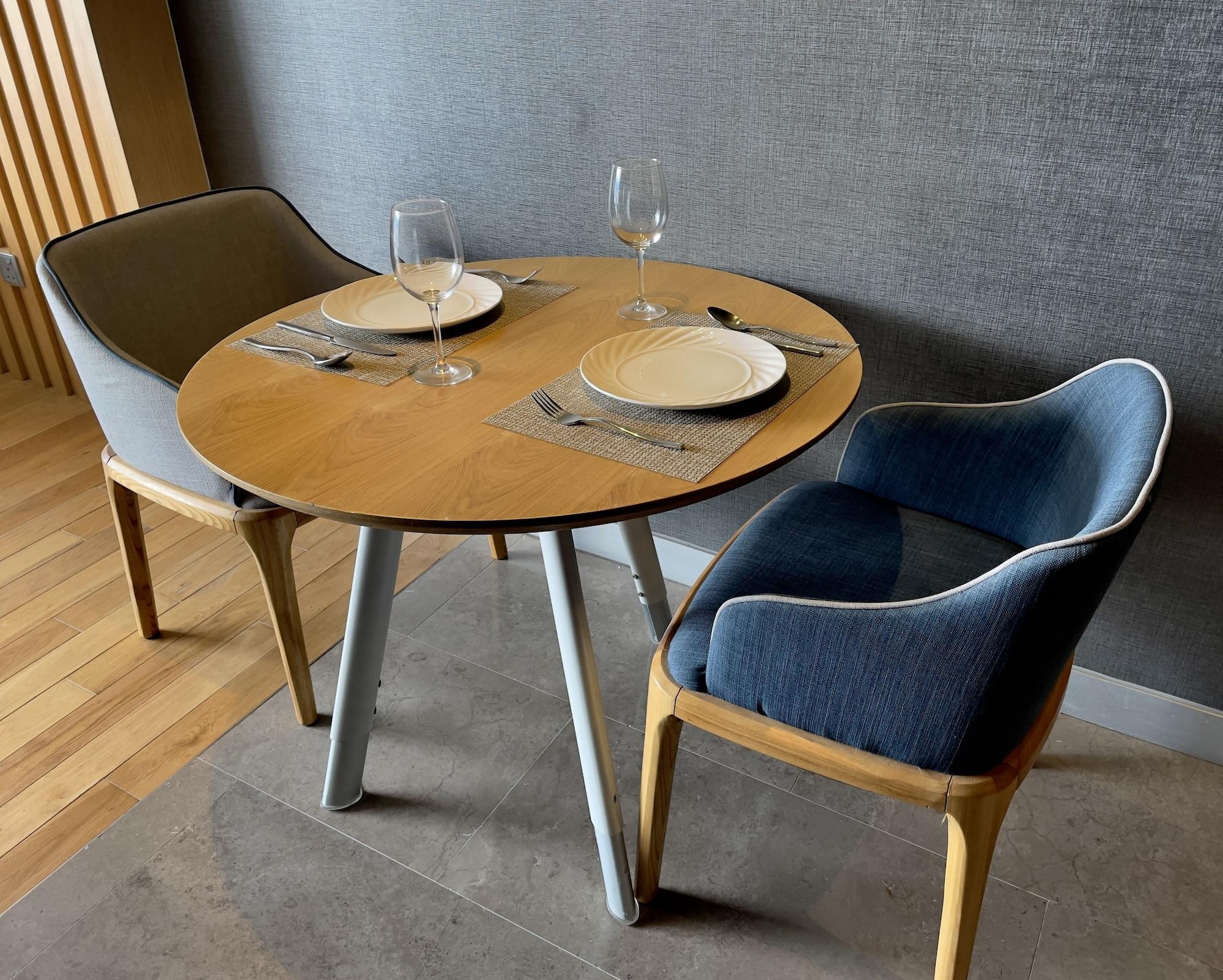 프레이저 플레이스 푸테리 하버 호텔 누사자야 외부 사진 A table and two chairs