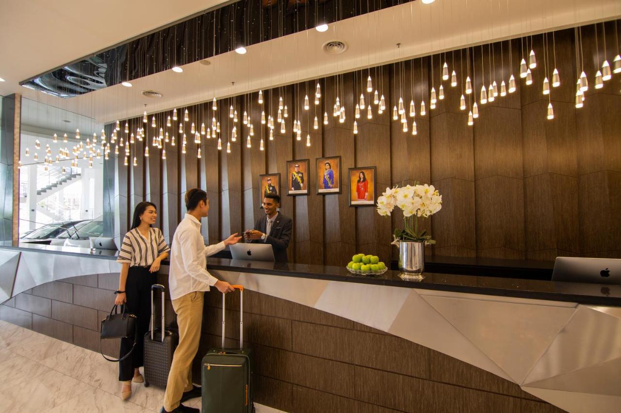 프레이저 플레이스 푸테리 하버 호텔 누사자야 외부 사진 The lobby of the hotel